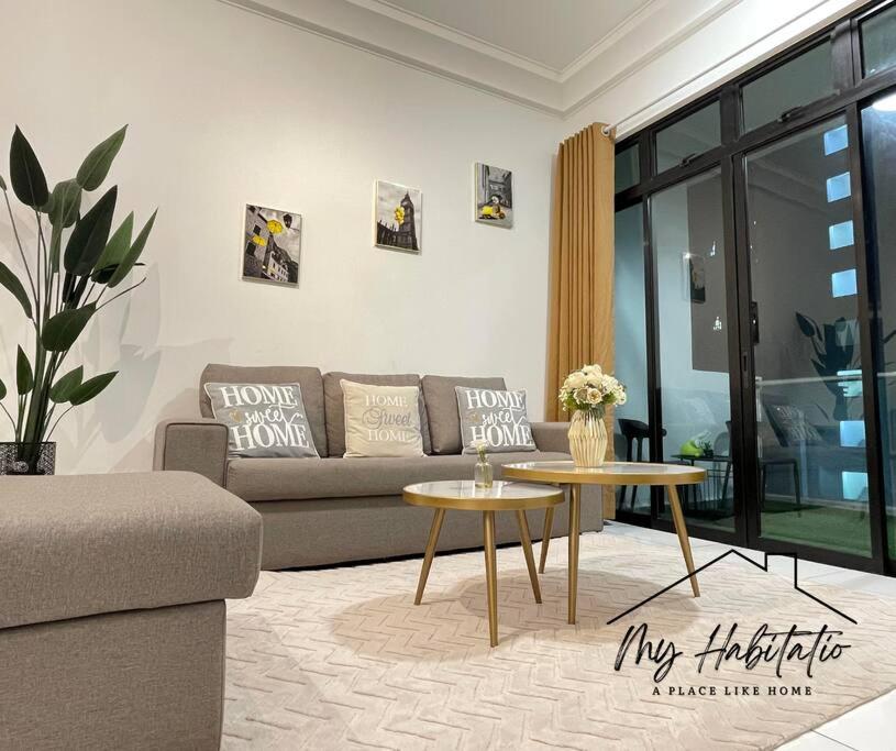 Huge Family Friendly 3BR Suite, PLATINO Service Apartment, Mins Walk to Paradigm Mall