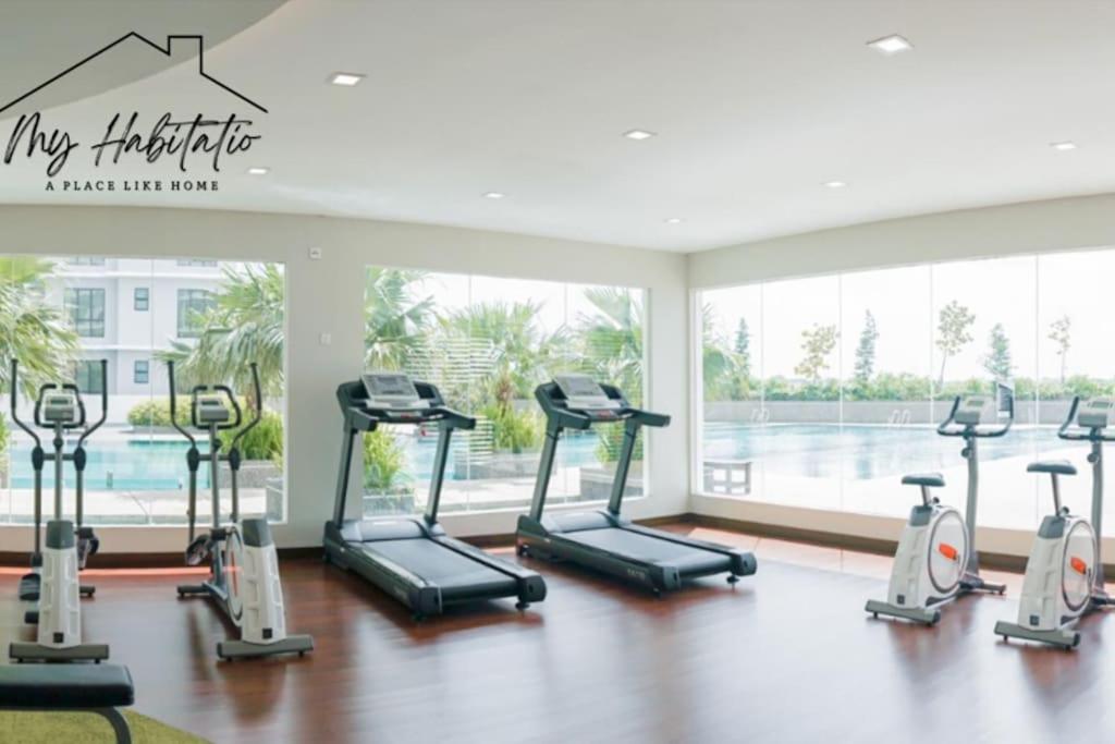 Huge Family Friendly 3BR Suite, PLATINO Service Apartment, Mins Walk to Paradigm Mall