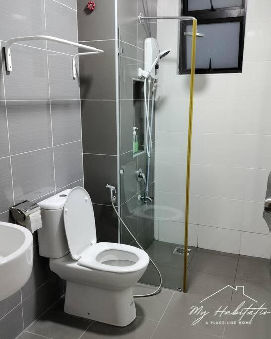 Huge Family Friendly 3BR Suite, PLATINO Service Apartment, Mins Walk to Paradigm Mall
