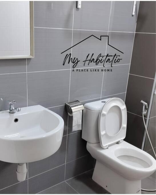 Huge Family Friendly 3BR Suite, PLATINO Service Apartment, Mins Walk to Paradigm Mall