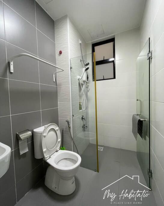 Huge Family Friendly 3BR Suite, PLATINO Service Apartment, Mins Walk to Paradigm Mall