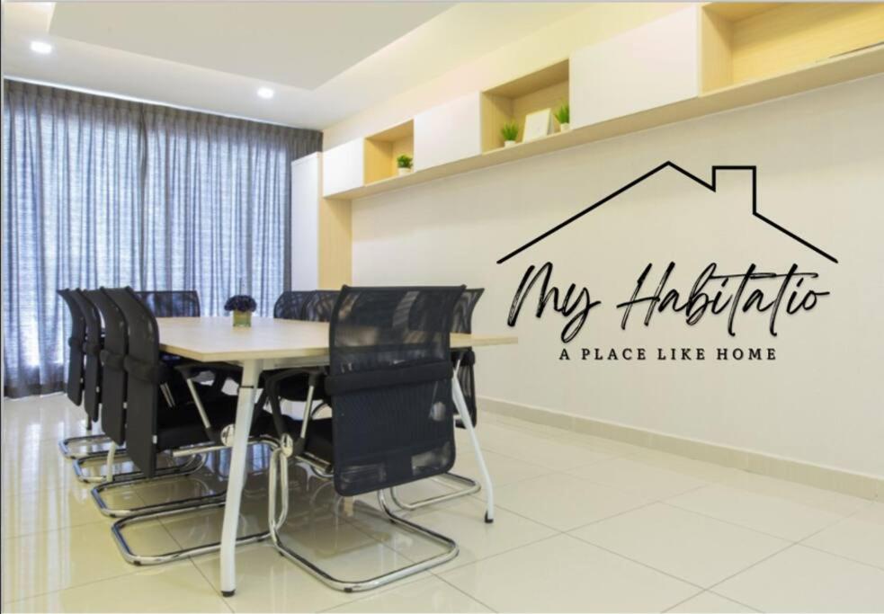 Huge Family Friendly 3BR Suite, PLATINO Service Apartment, Mins Walk to Paradigm Mall