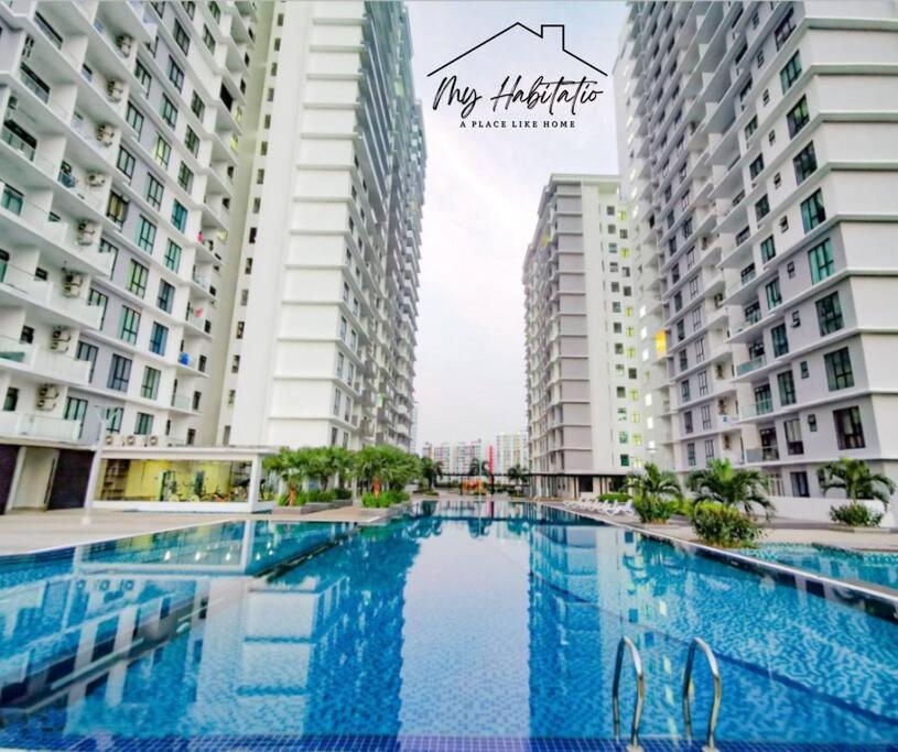Huge Family Friendly 3BR Suite, PLATINO Service Apartment, Mins Walk to Paradigm Mall