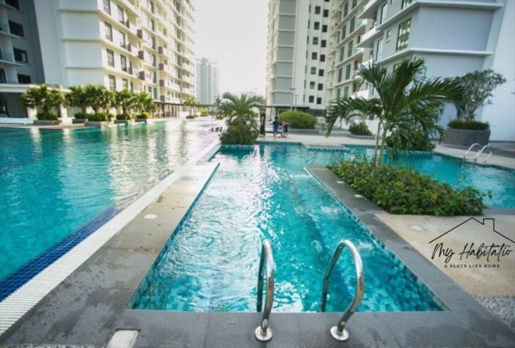 Huge Family Friendly 3BR Suite, PLATINO Service Apartment, Mins Walk to Paradigm Mall