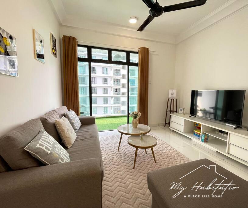 Huge Family Friendly 3BR Suite, PLATINO Service Apartment, Mins Walk to Paradigm Mall