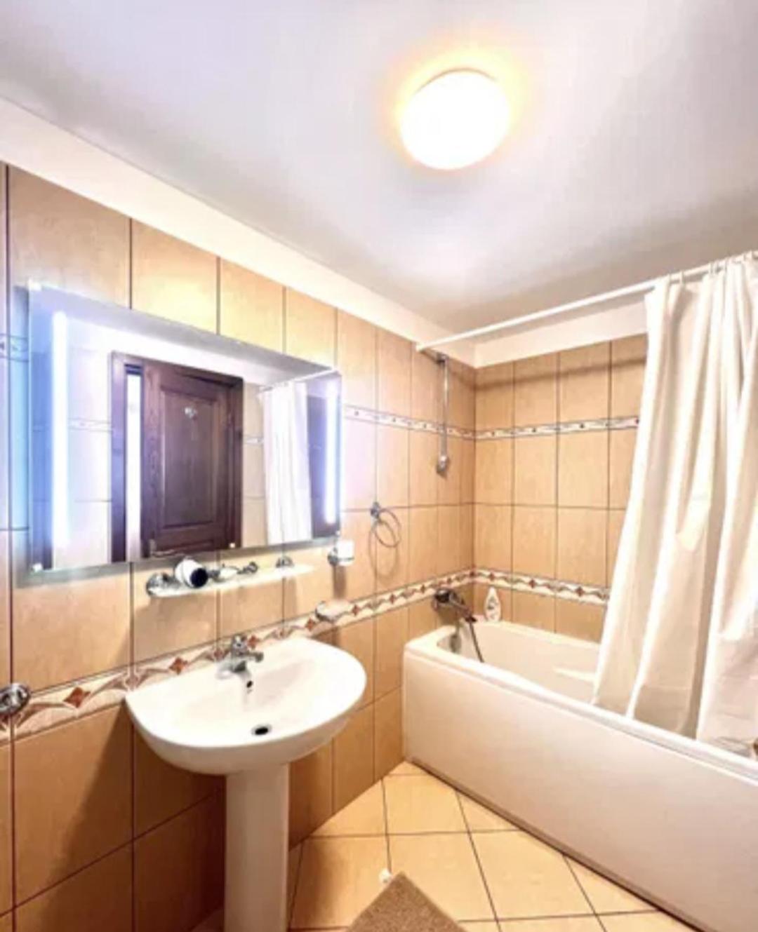 George Apartament Central cu gradina proprie view 3