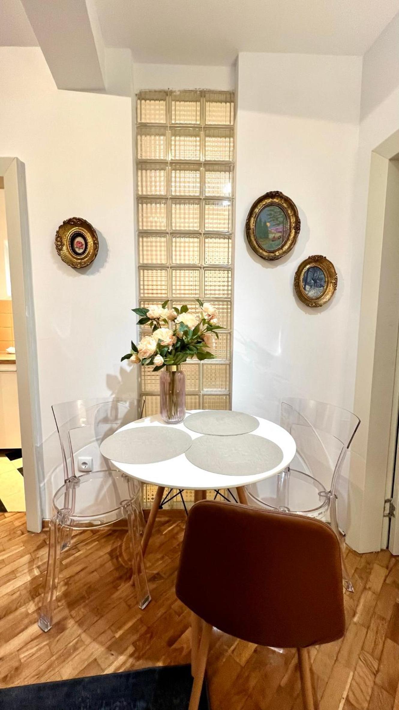 Art Apartment near Tashmajdan