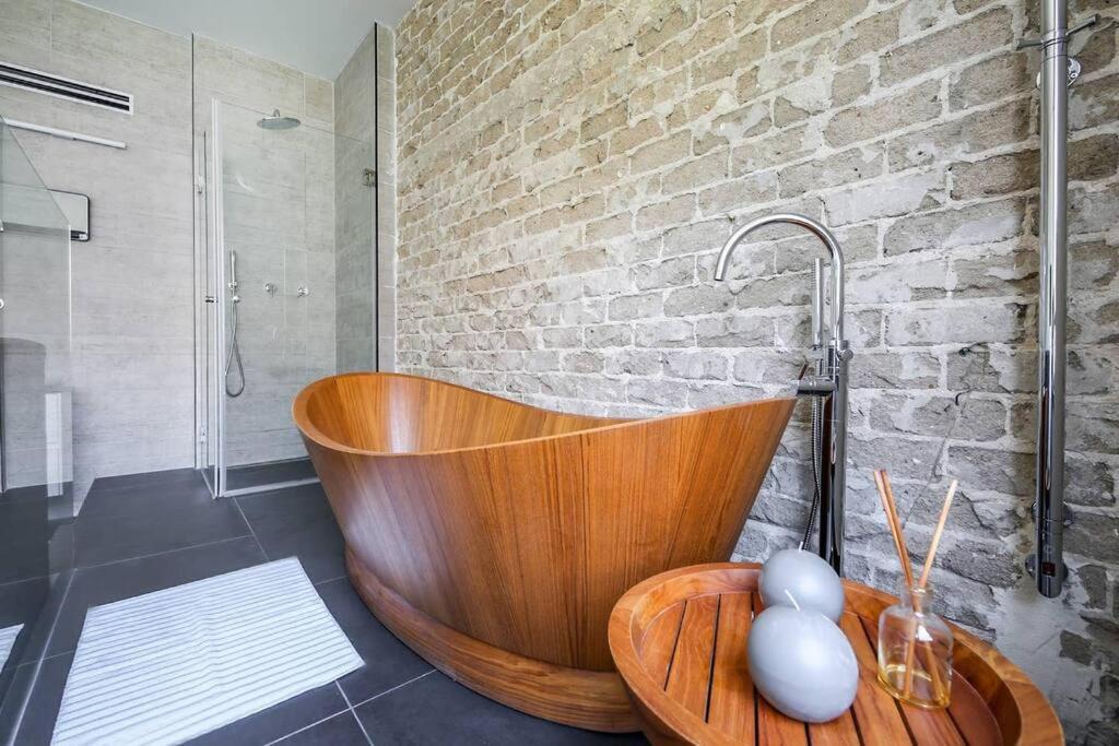 Luxury 3 Bedrooms Apt near Hilton hotel view 5