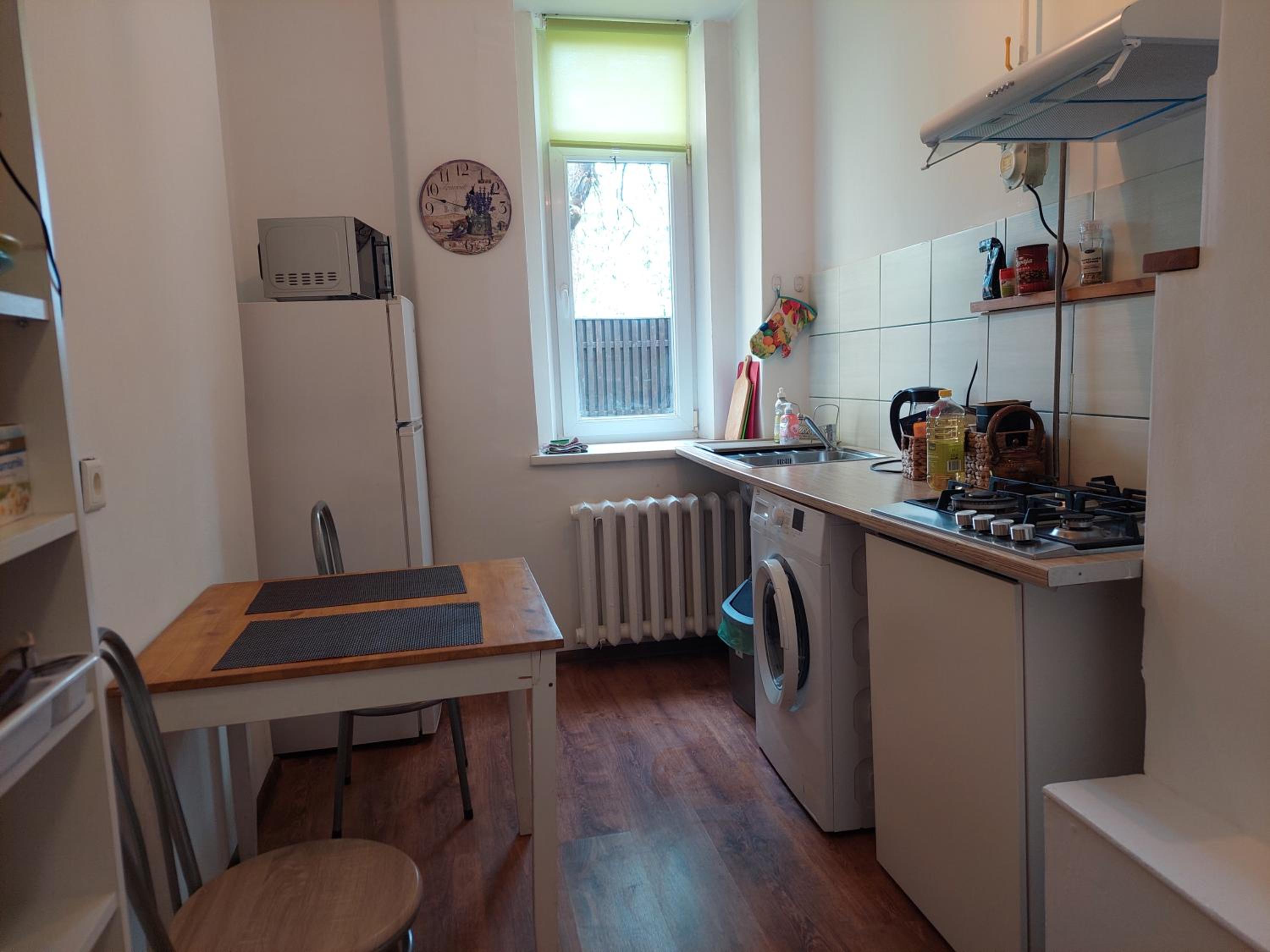 Cozy studio Free street parking Further center view 2