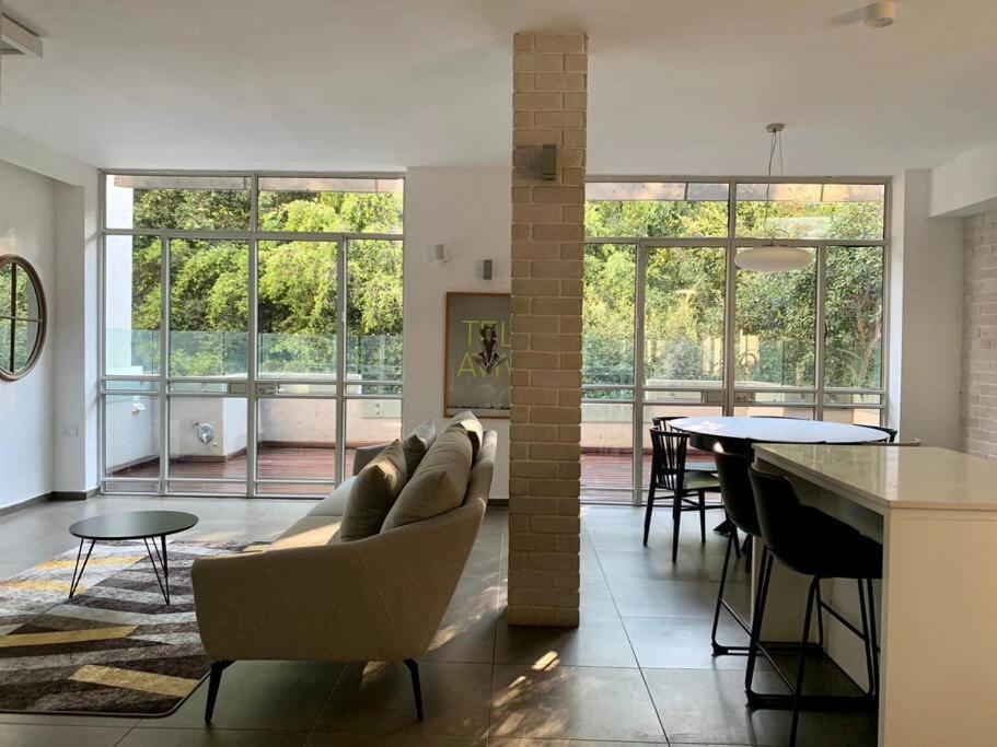 Renovated penthouse near Hayarkon Park - 3 bedroom view 4