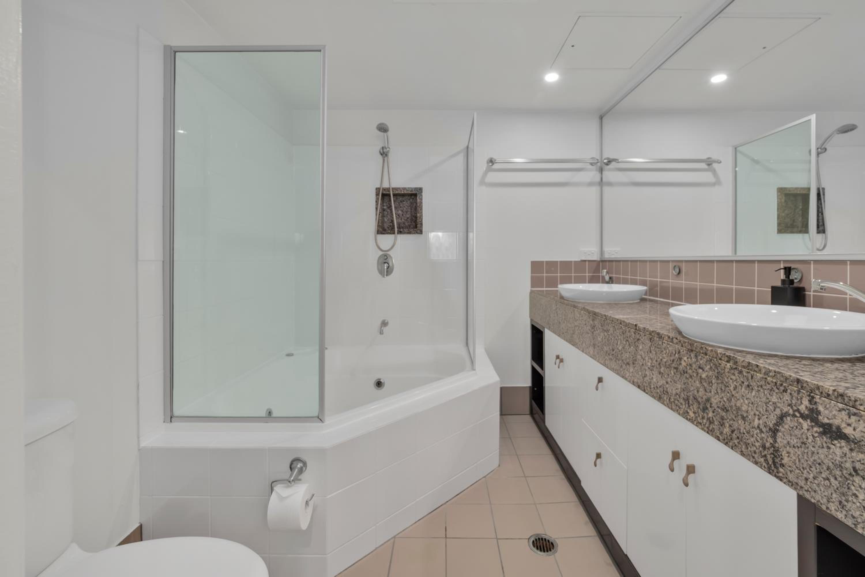 Entire 2 Bedroom Penthouse with Carpark