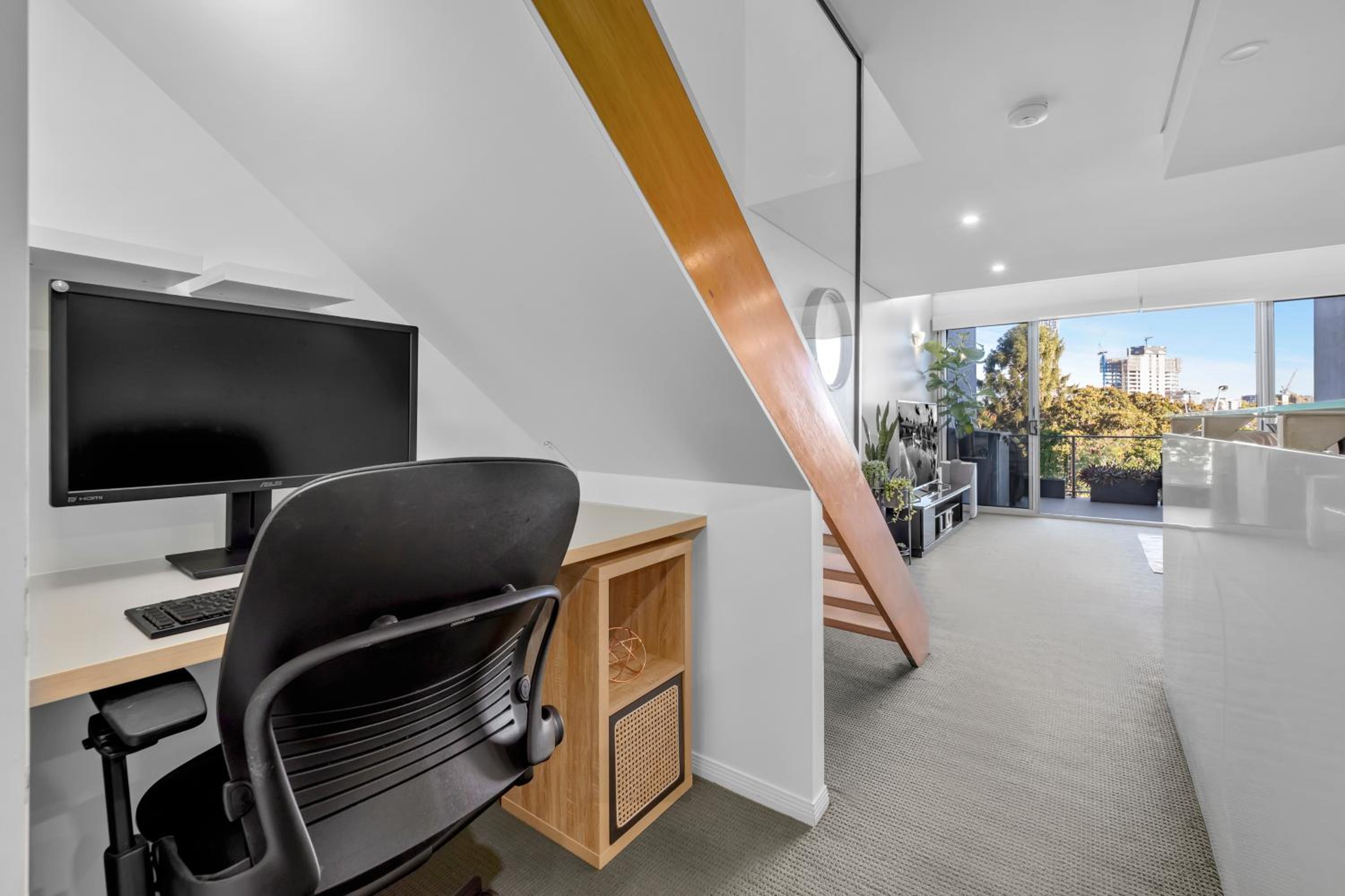 Entire 2 Bedroom Penthouse with Carpark