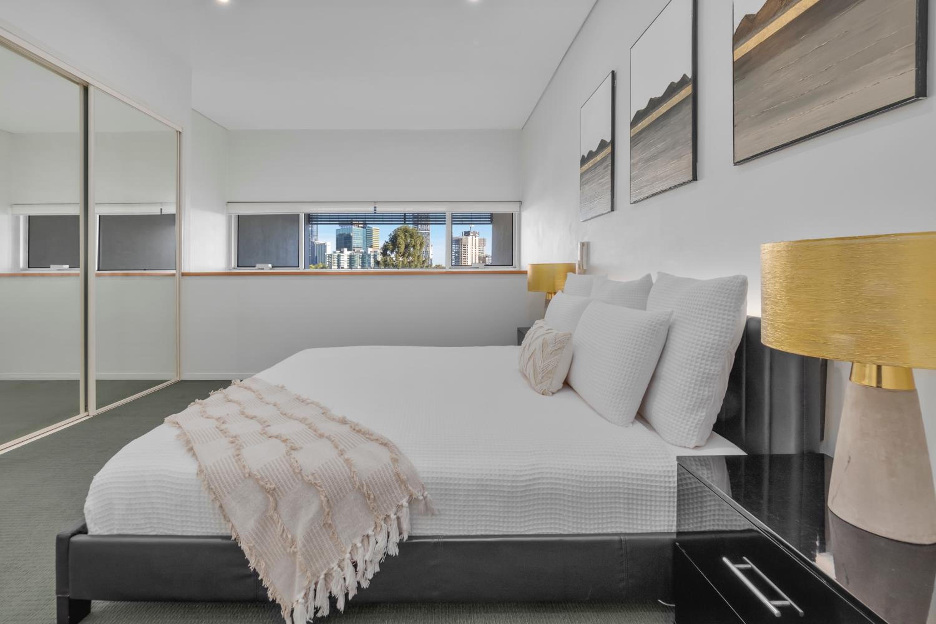 Entire 2 Bedroom Penthouse with Carpark