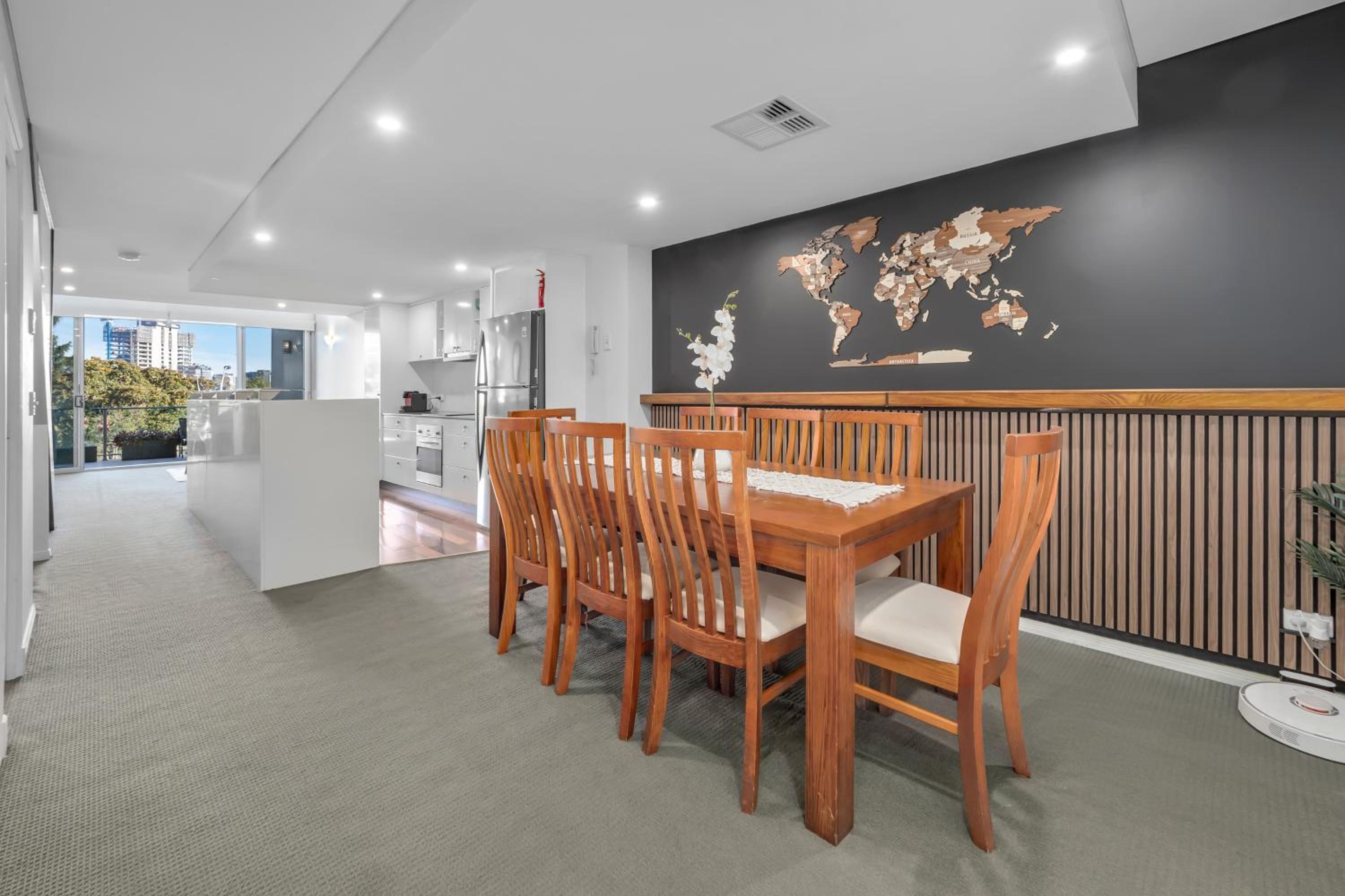 Entire 2 Bedroom Penthouse with Carpark
