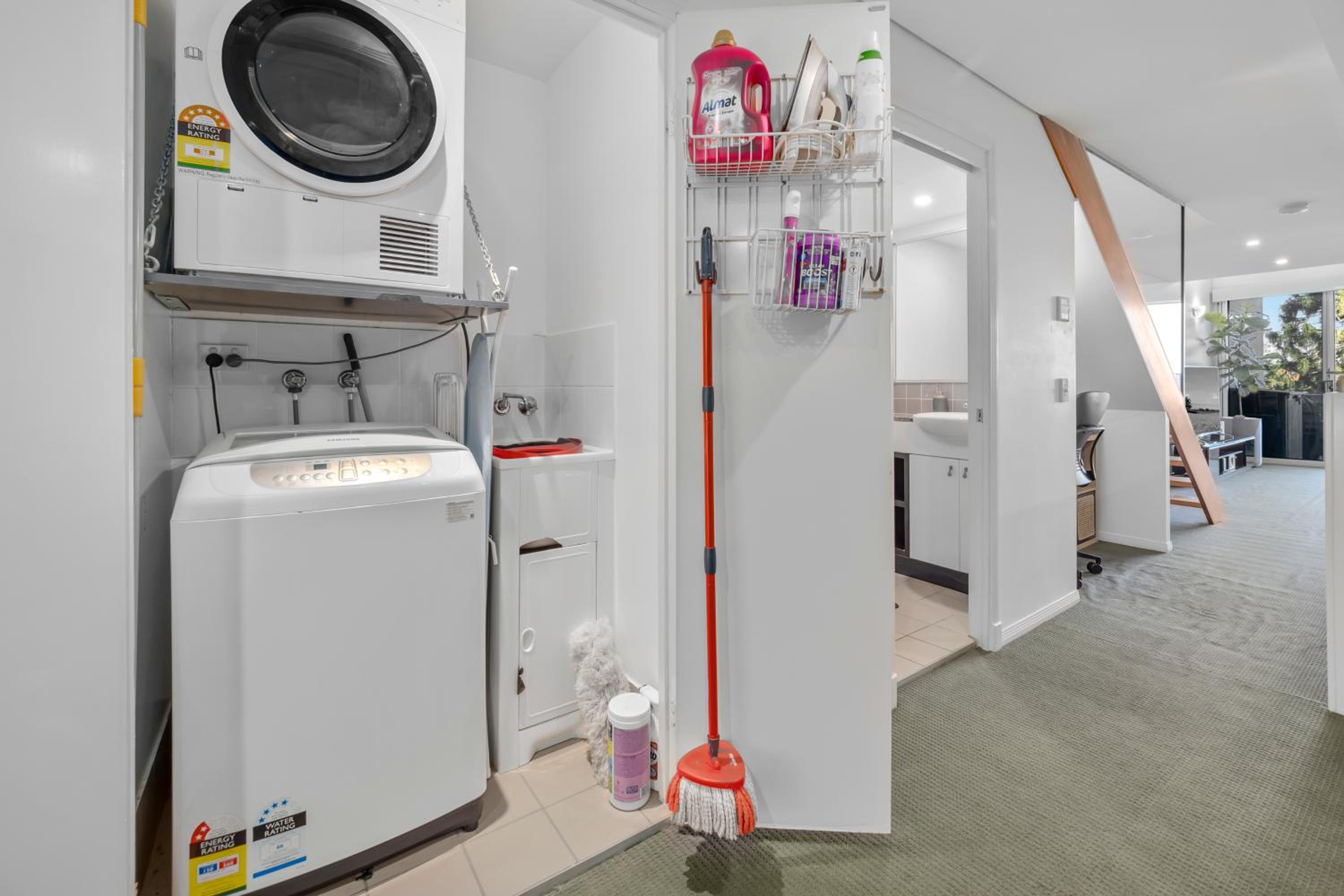 Entire 2 Bedroom Penthouse with Carpark