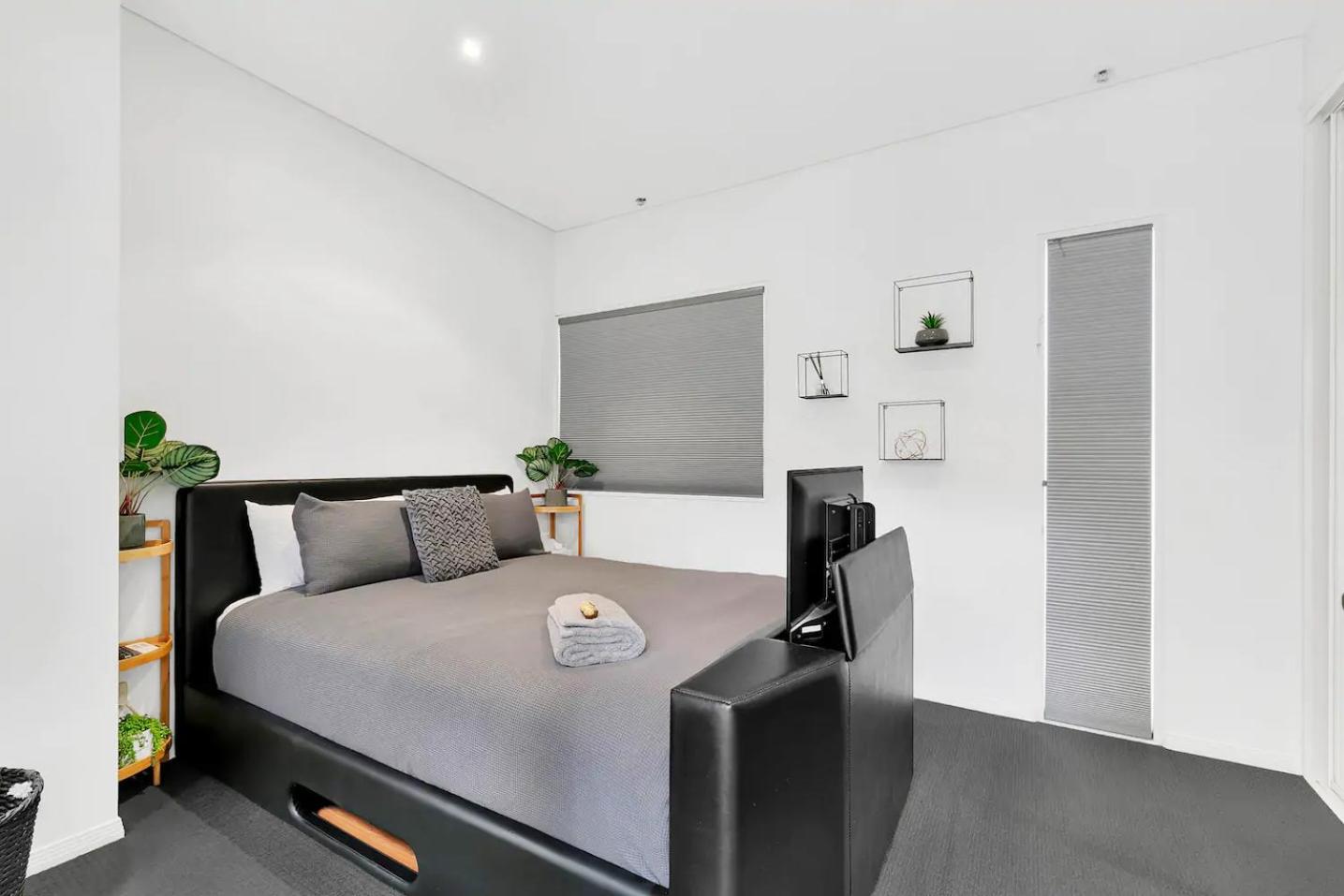 Entire 2 Bedroom Penthouse with Carpark