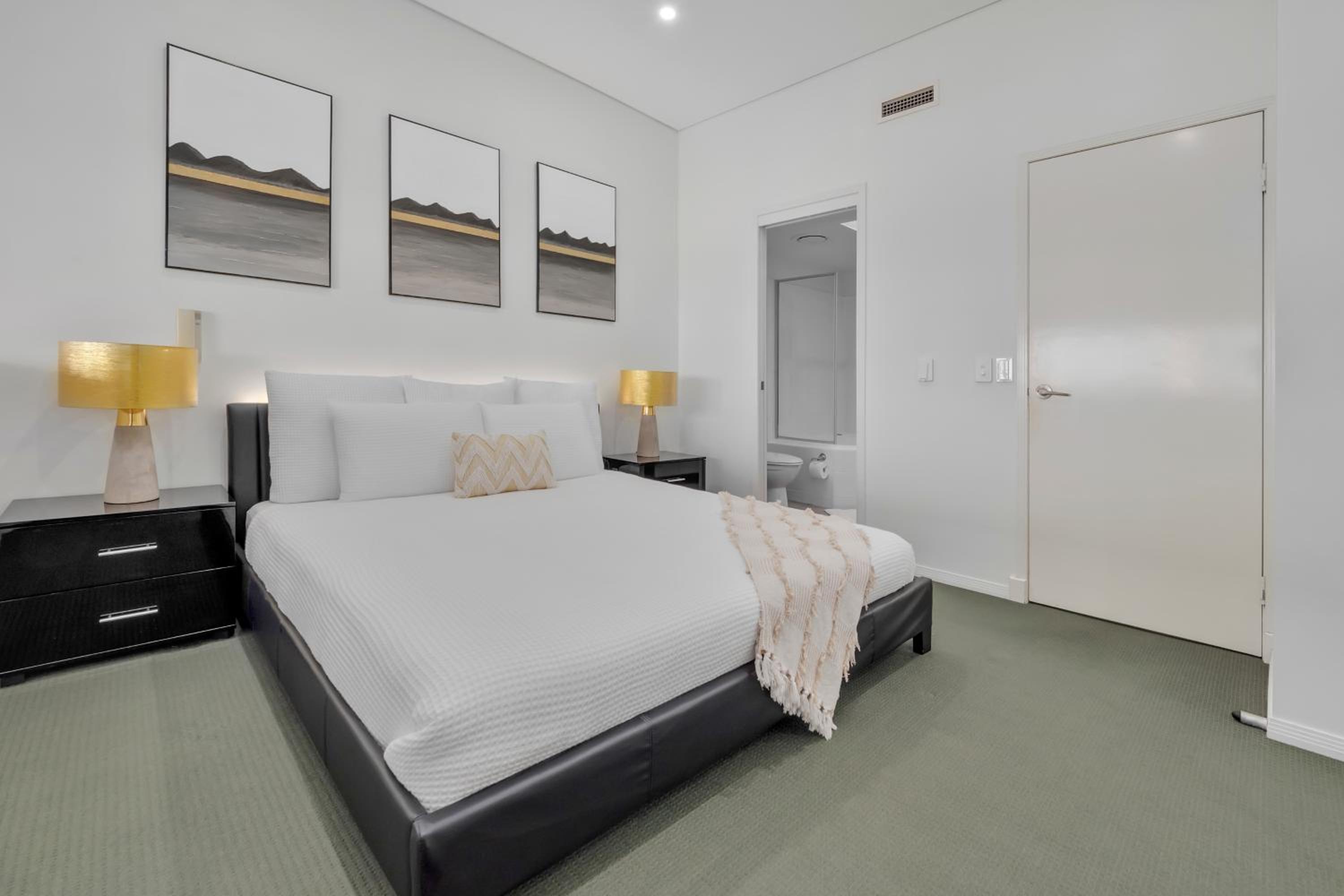 Entire 2 Bedroom Penthouse with Carpark