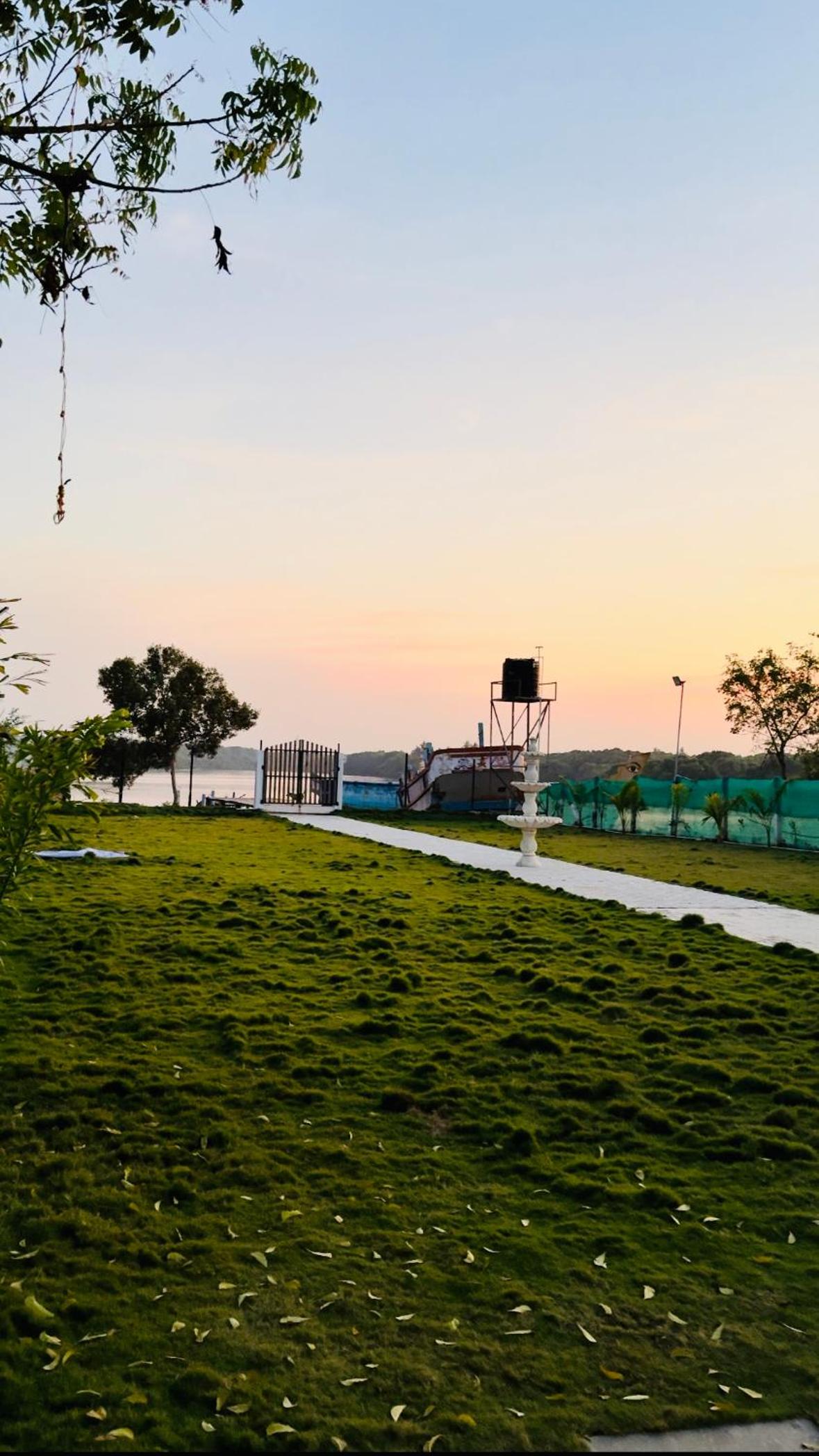 River View Rooms and lawn view 5