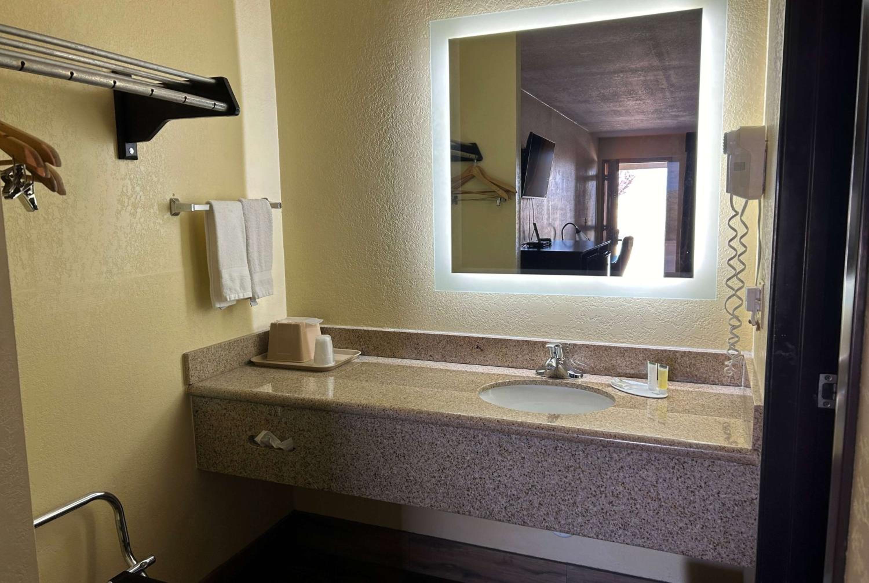 Holbrook Vacations - Days Inn by Wyndham Holbrook - Property Image 5