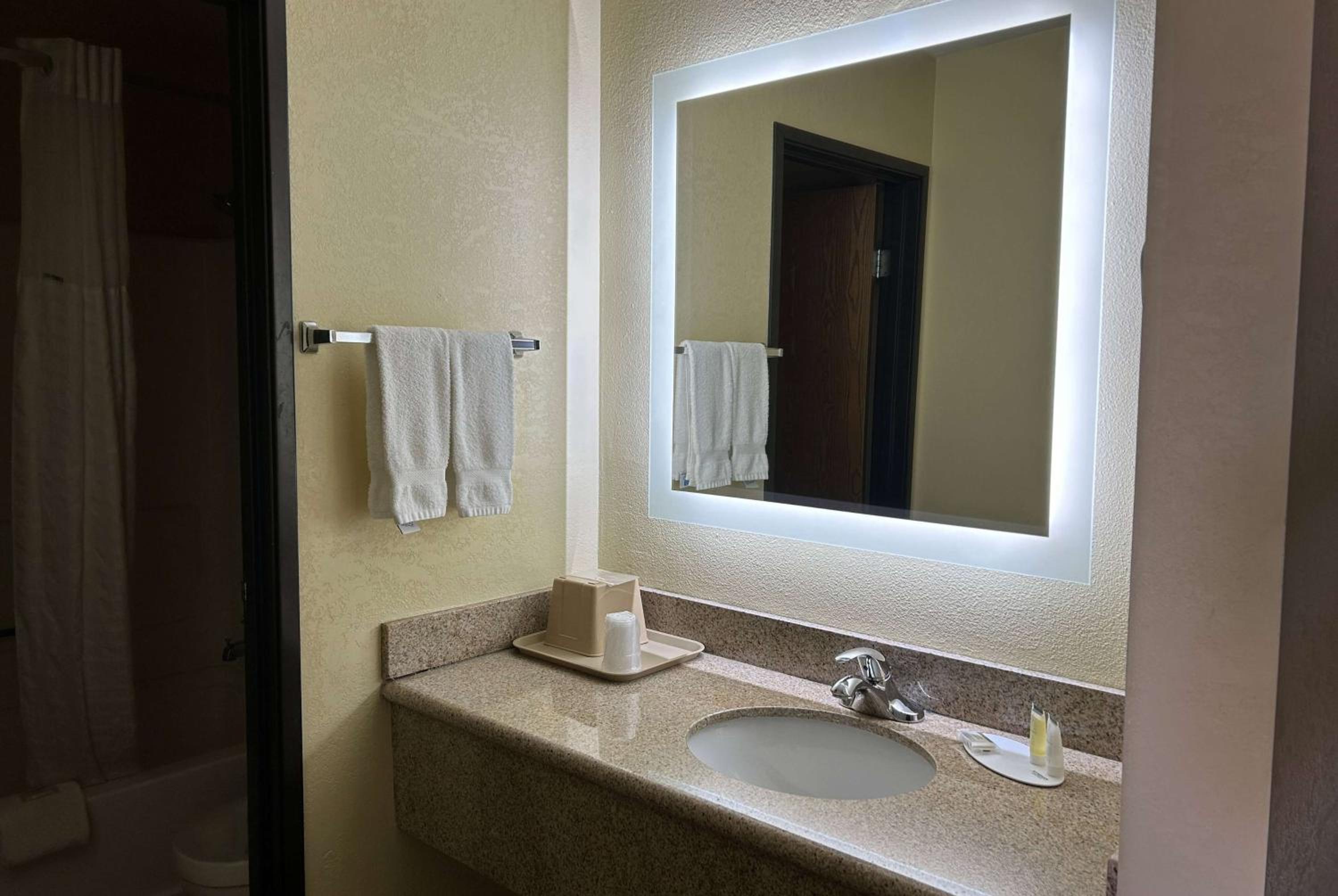 Holbrook Vacations - Days Inn by Wyndham Holbrook - Property Image 6