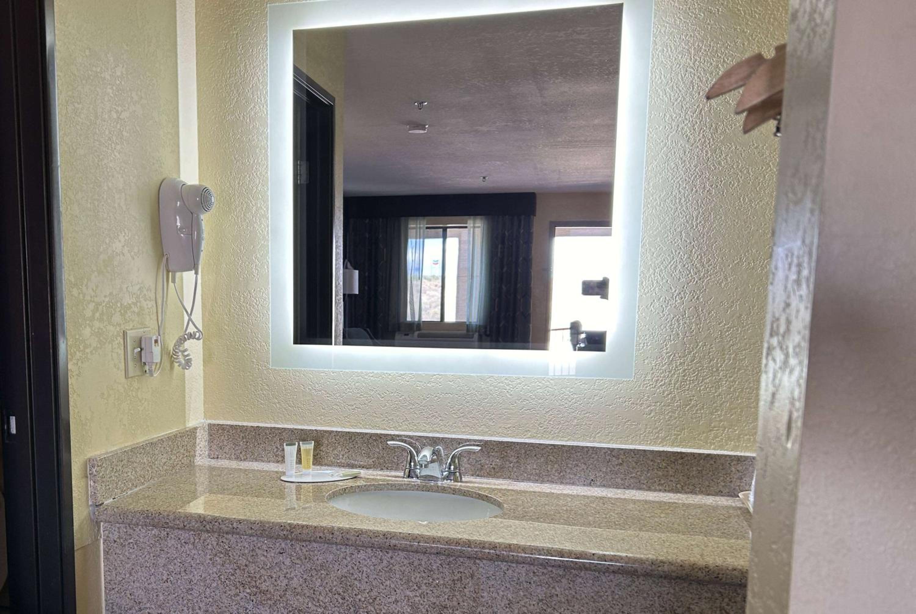 Holbrook Vacations - Days Inn by Wyndham Holbrook - Property Image 7