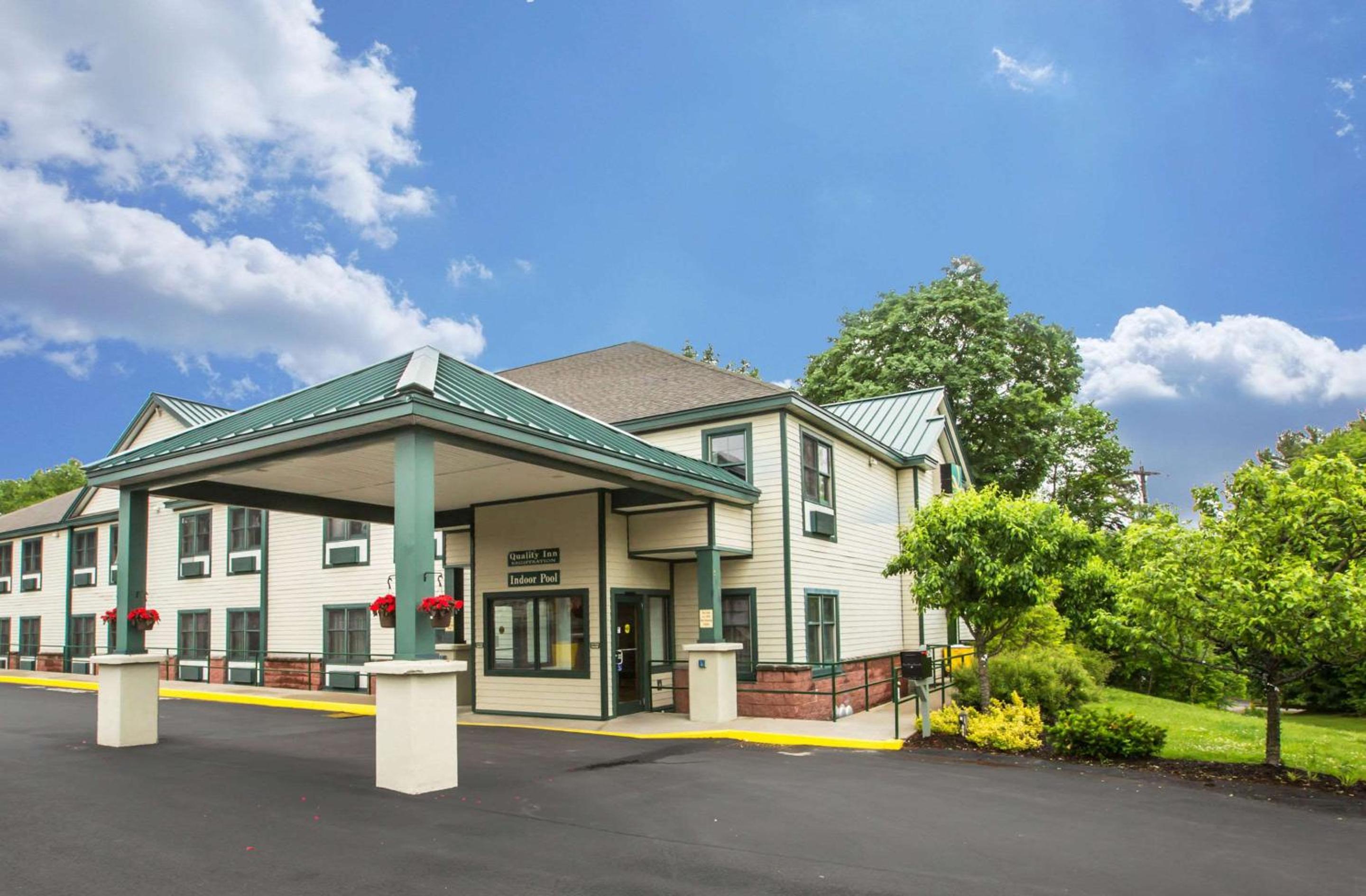 Econo Lodge Glens Falls - Lake George view 2