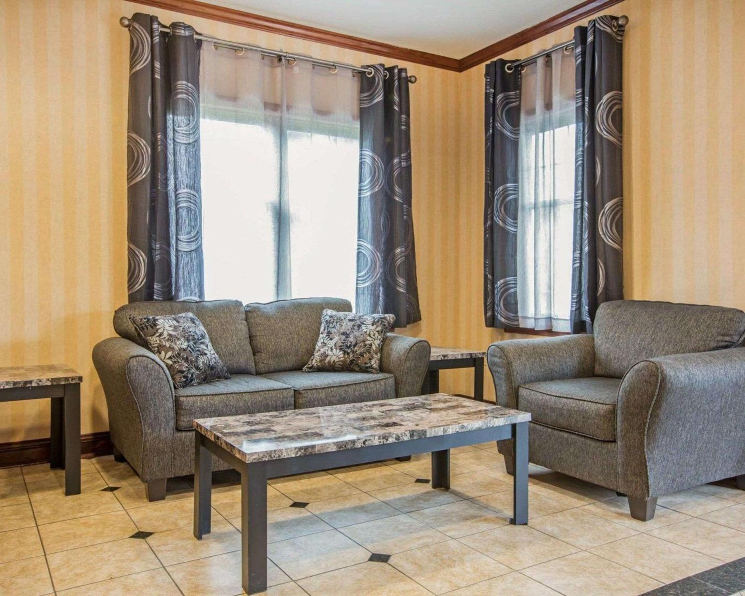 Econo Lodge Glens Falls - Lake George view 3