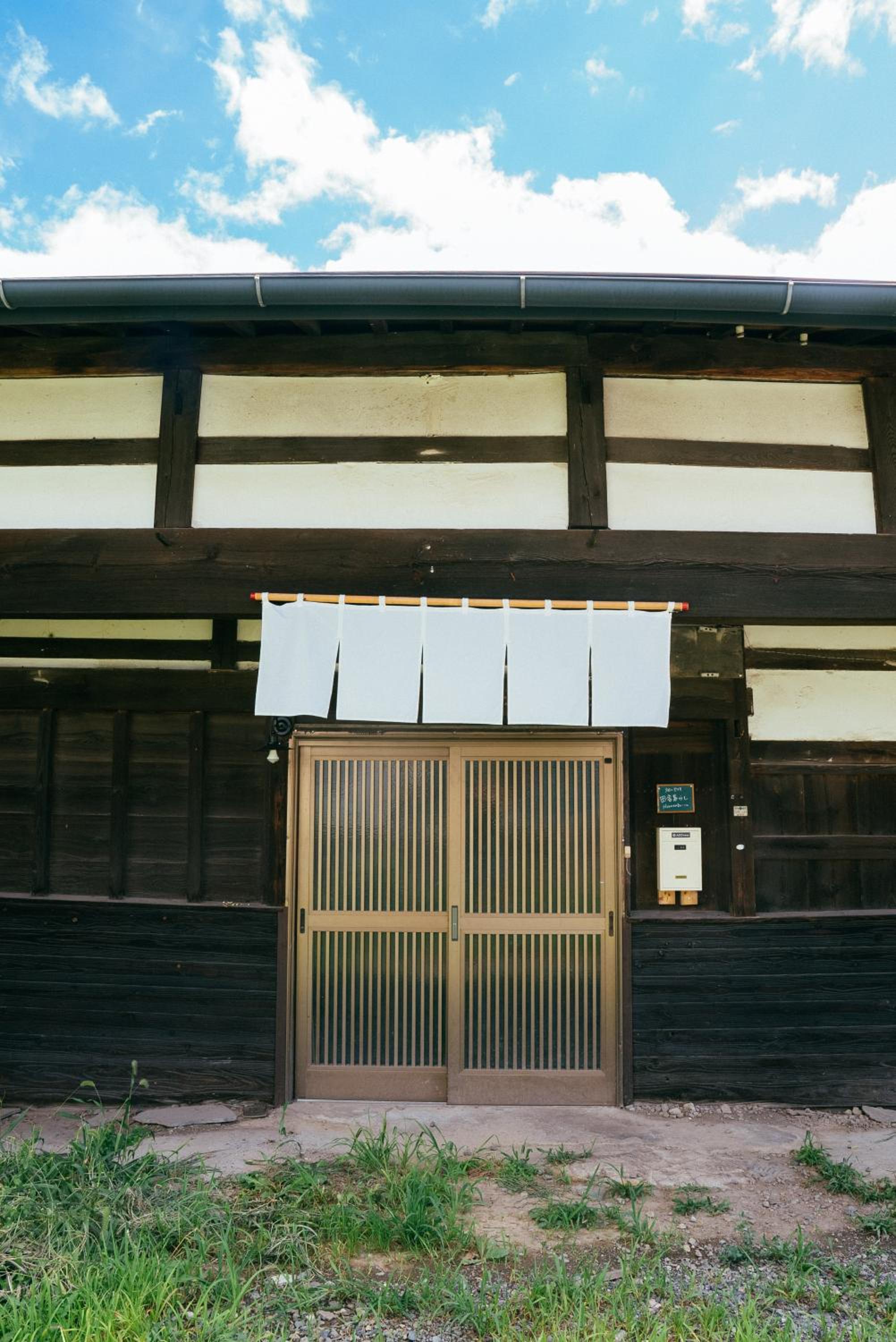 hinatabocco guesthouse kominka Twin room bed view 2