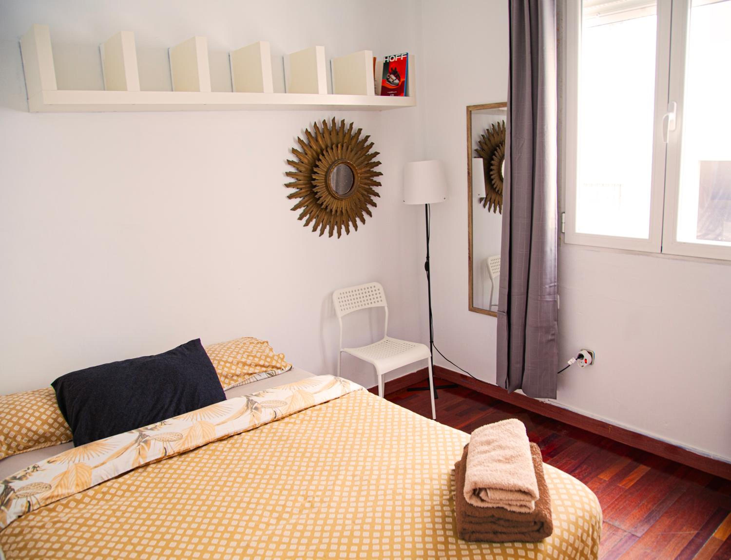 Hotel Room in a shared apartment in the very center Madrid! - Image 1