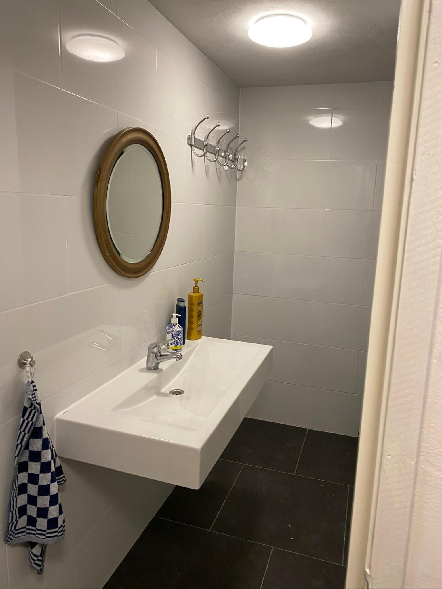 Friend zone en Zaandam — bathroom