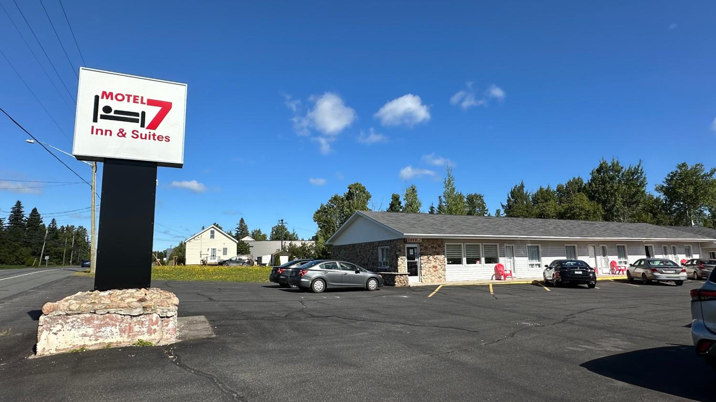 Motel 7 Inn & Suites