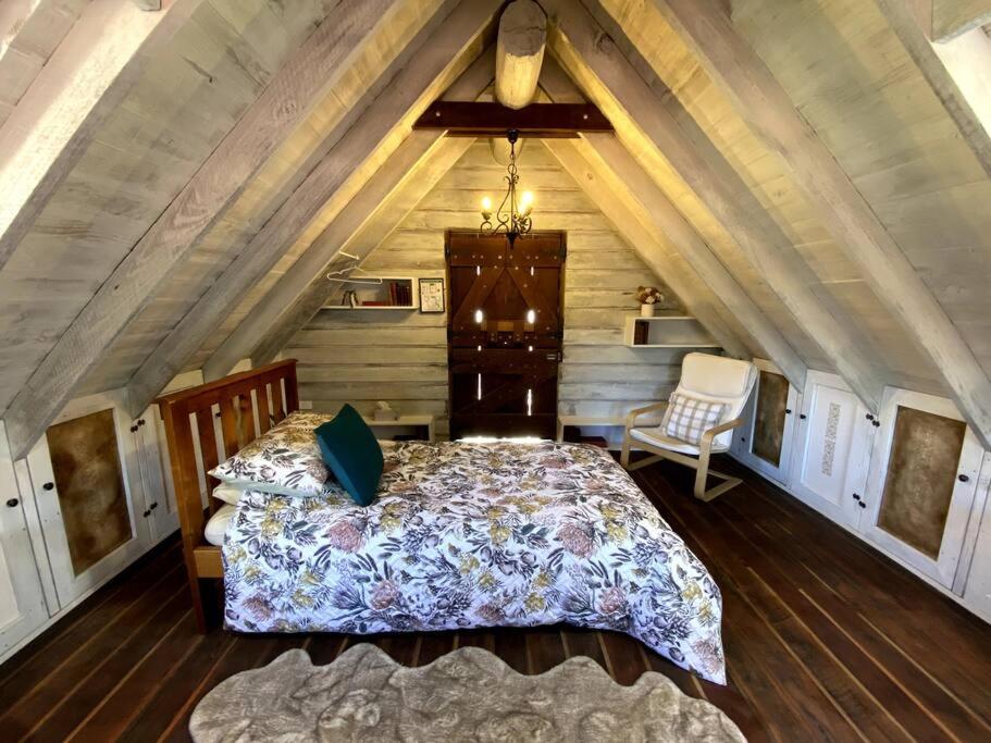 Cozy Barn, Farm stay, Watagans views, Rustic charm