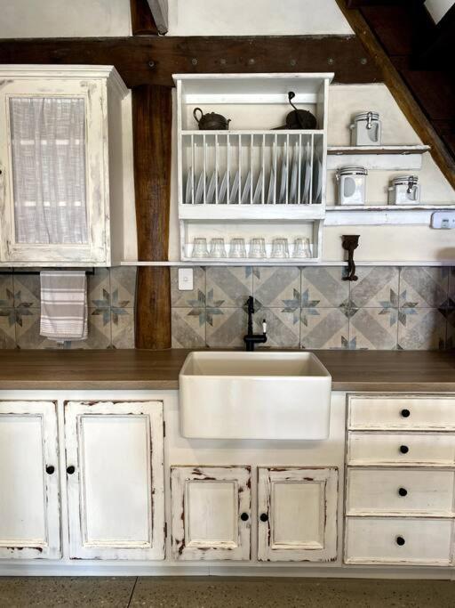 Cozy Barn, Farm stay, Watagans views, Rustic charm