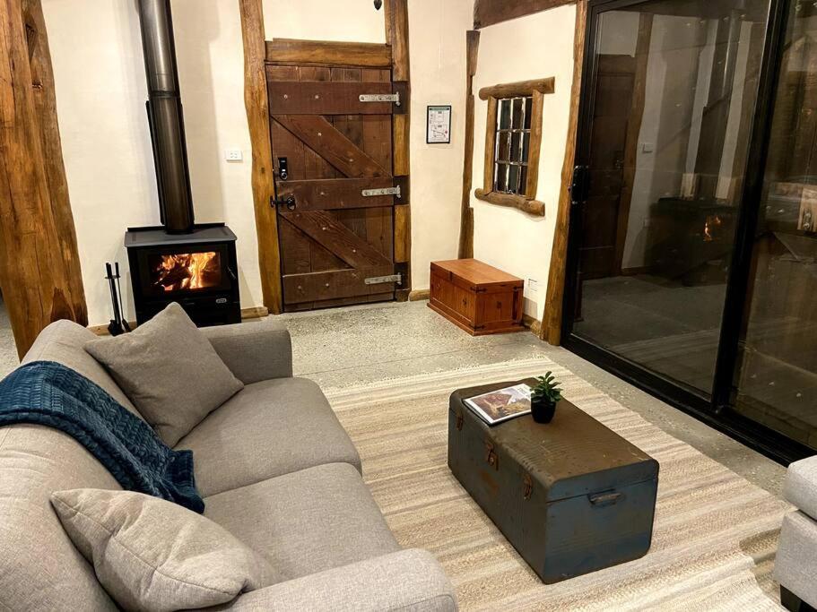 Cozy Barn, Farm stay, Watagans views, Rustic charm