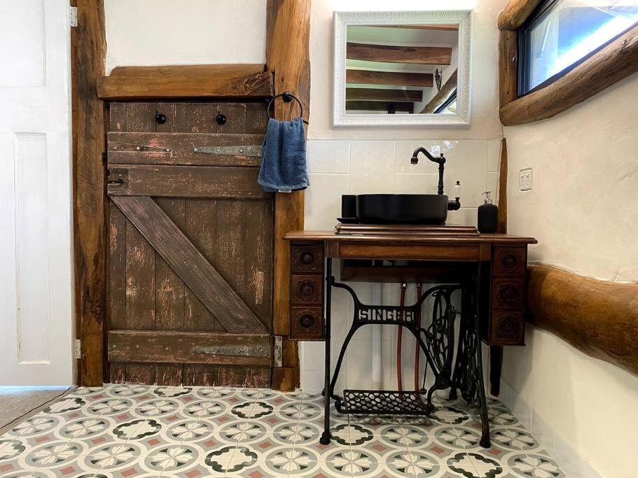 Cozy Barn, Farm stay, Watagans views, Rustic charm