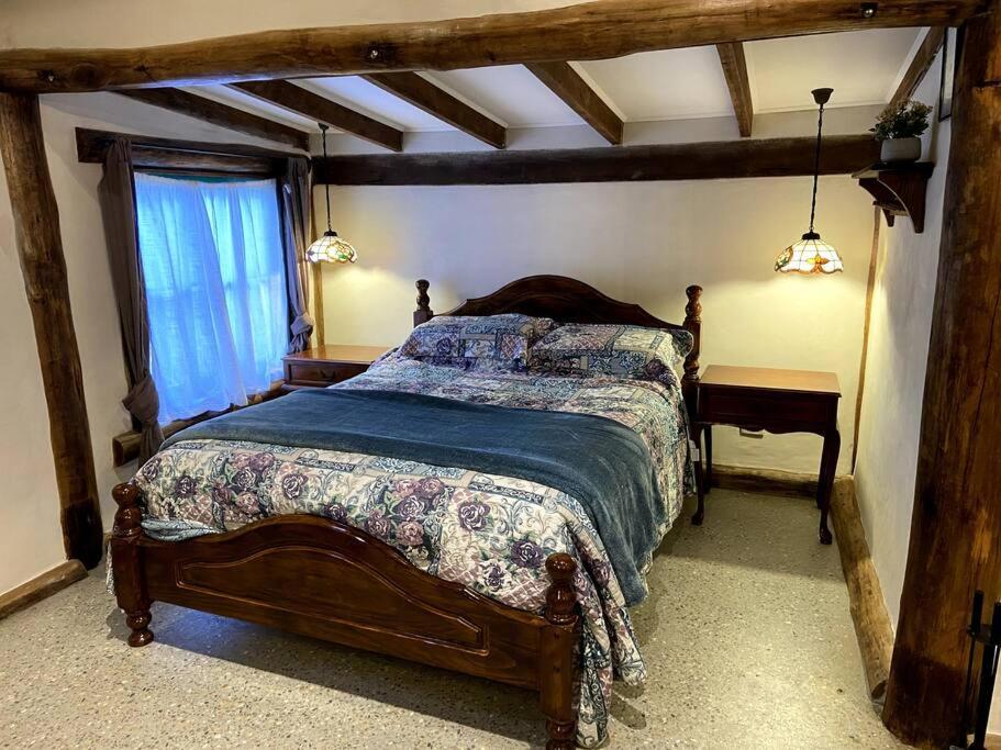 Cozy Barn, Farm stay, Watagans views, Rustic charm
