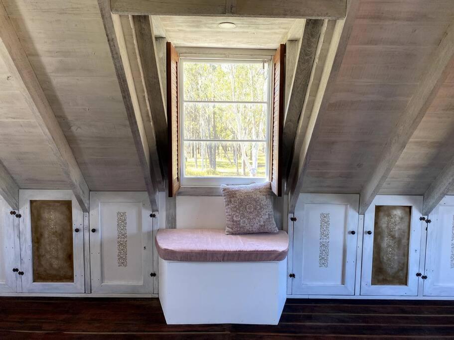 Cozy Barn, Farm stay, Watagans views, Rustic charm