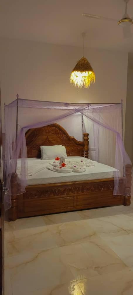 Zan White Apartments