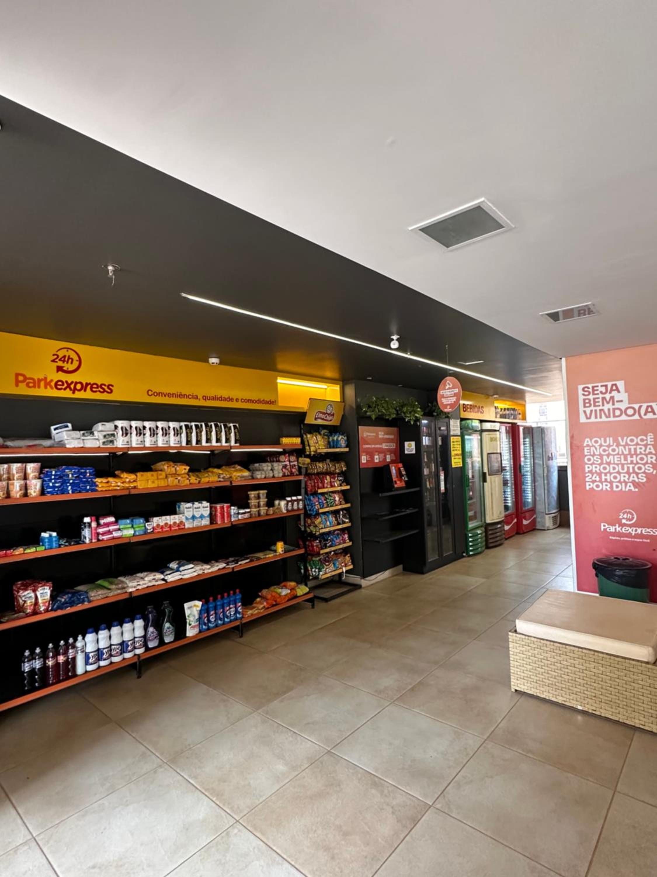 Apto completo com varanda e garagem em Brasília