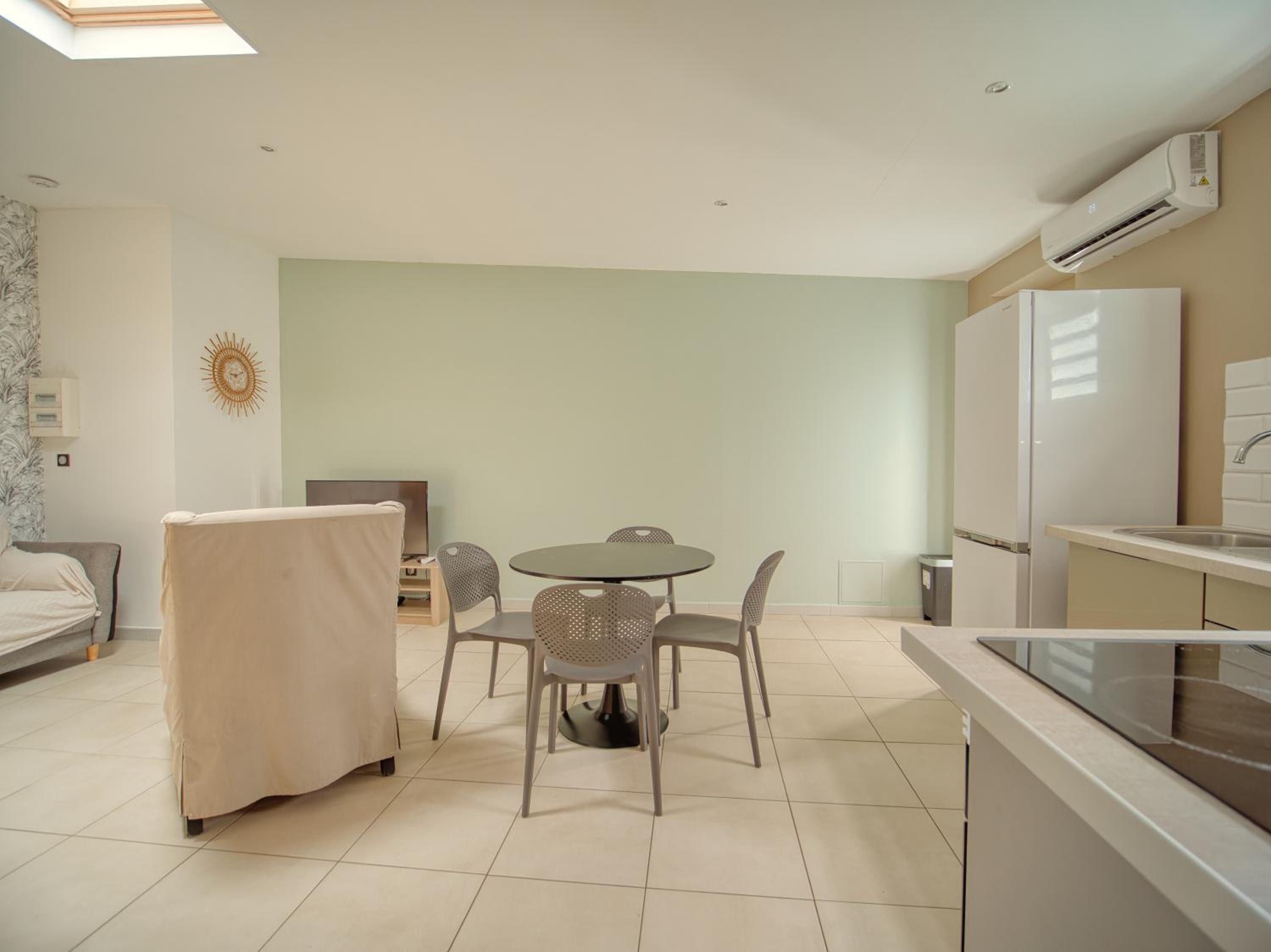 2 chambres, tout confort, climatisé, proche CHU et centre ville view 5