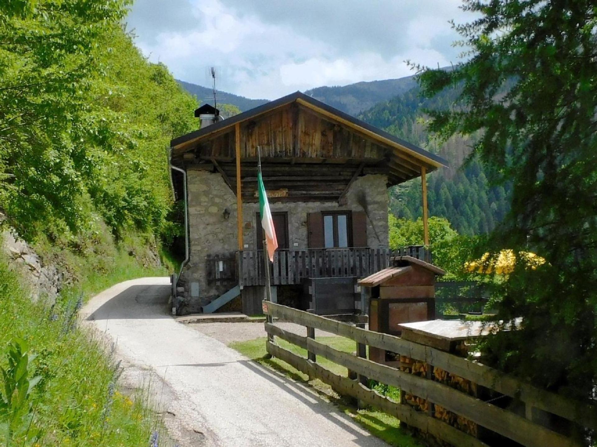 Baita Maso Tòttn Hütte, historische Berghütte in Alleinlage view 2