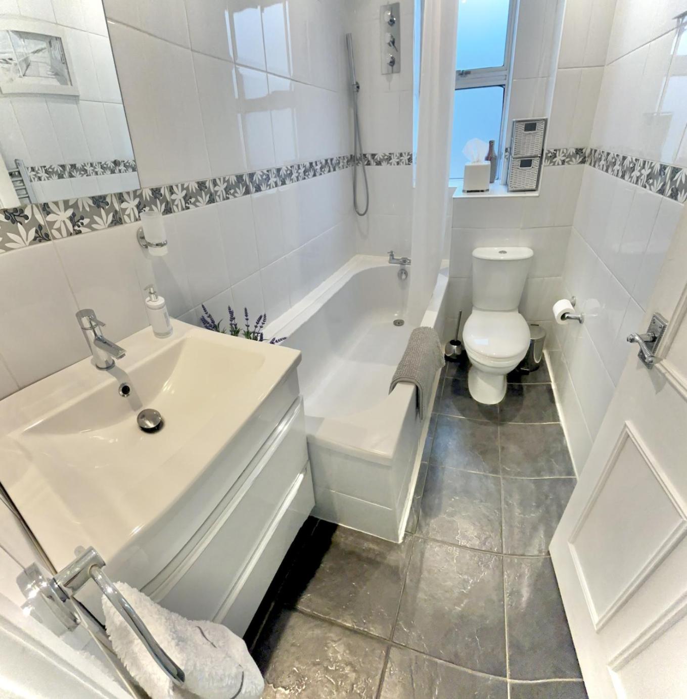 BEAUTIFUL Apartment In Central Wimbledon, 2 min walk to Wimbledon Station
