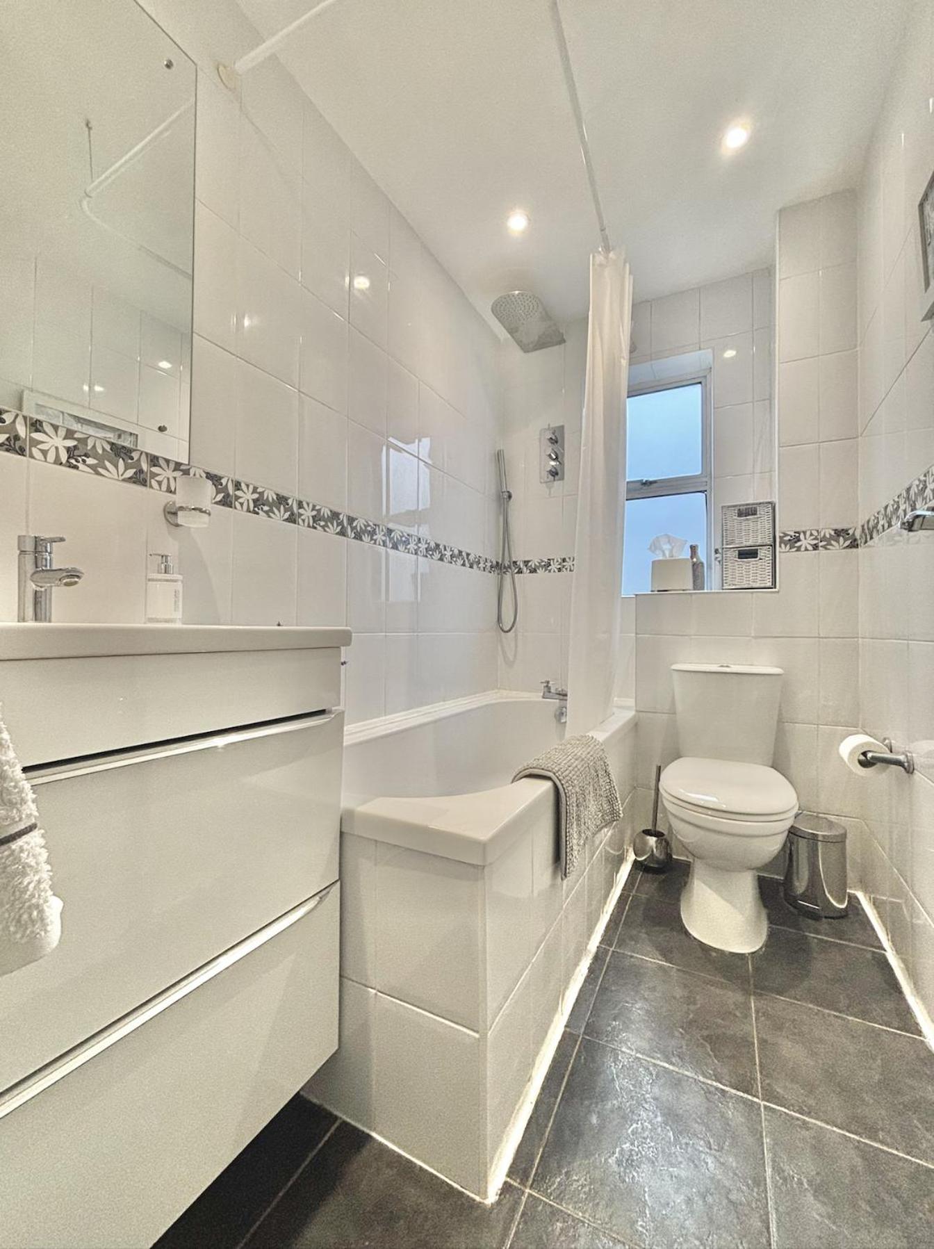 BEAUTIFUL Apartment In Central Wimbledon, 2 min walk to Wimbledon Station