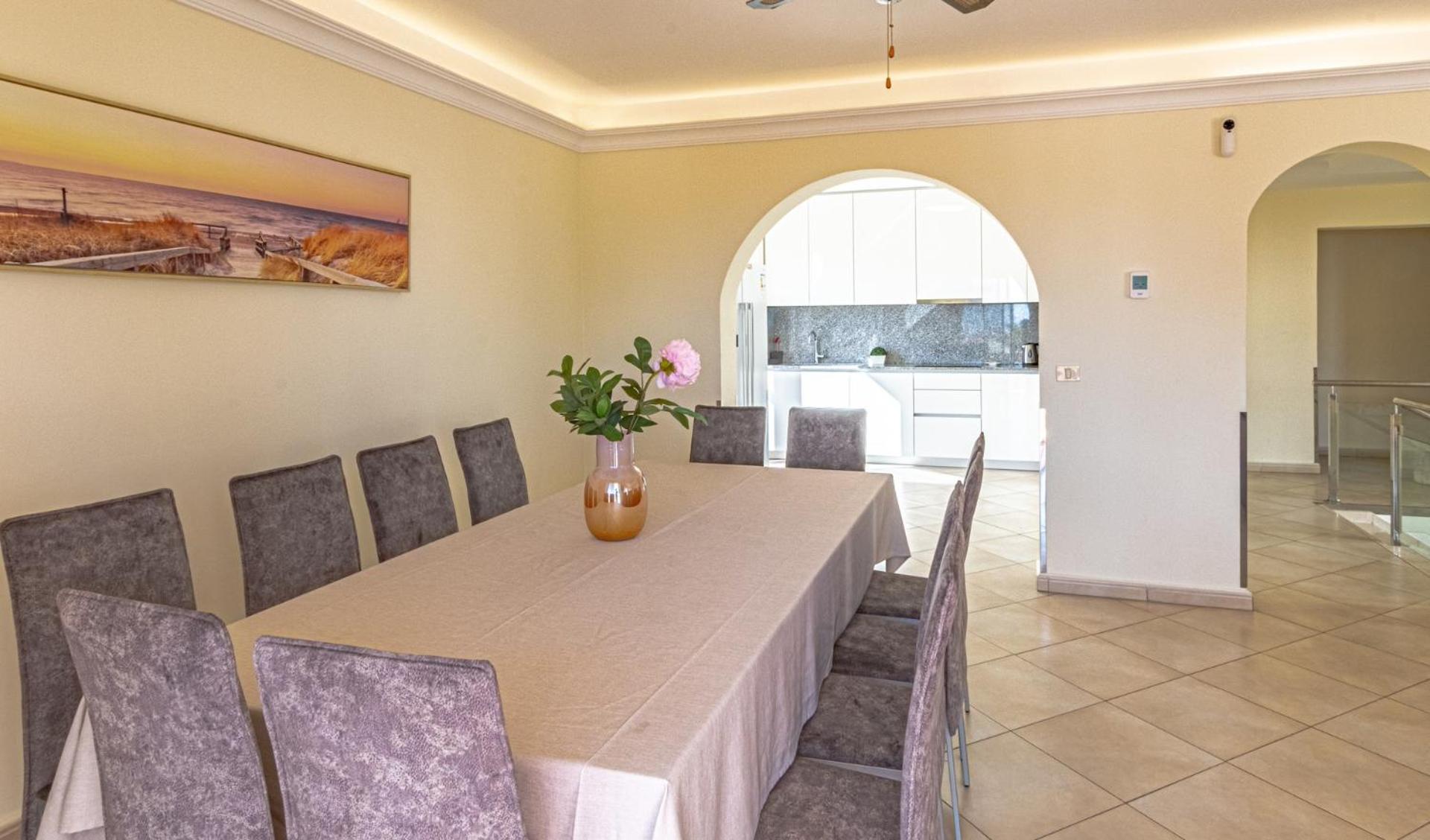 Spacious Villa Victoria Heated Pool