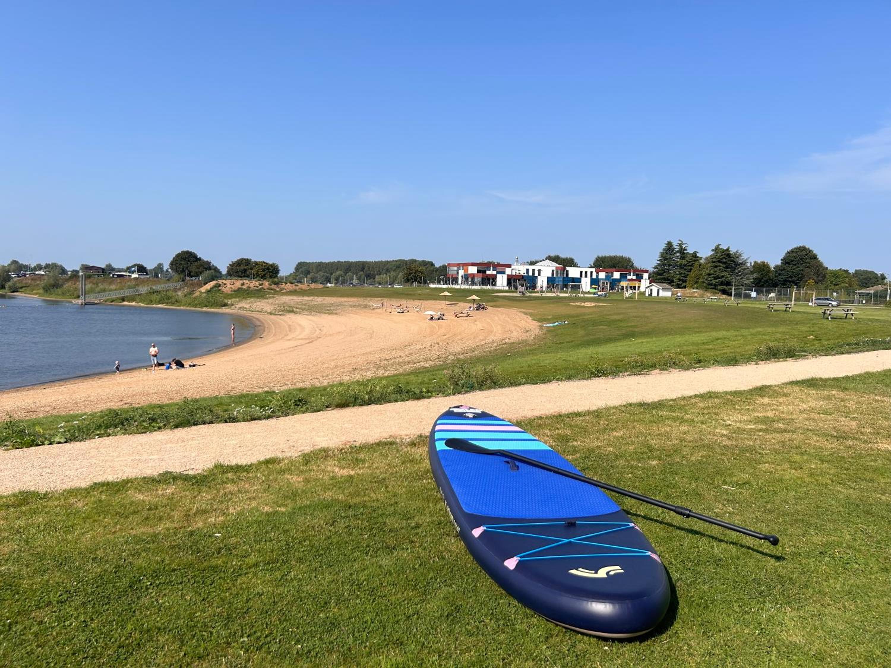 Luxe chalet direct aan het water met strand view 4