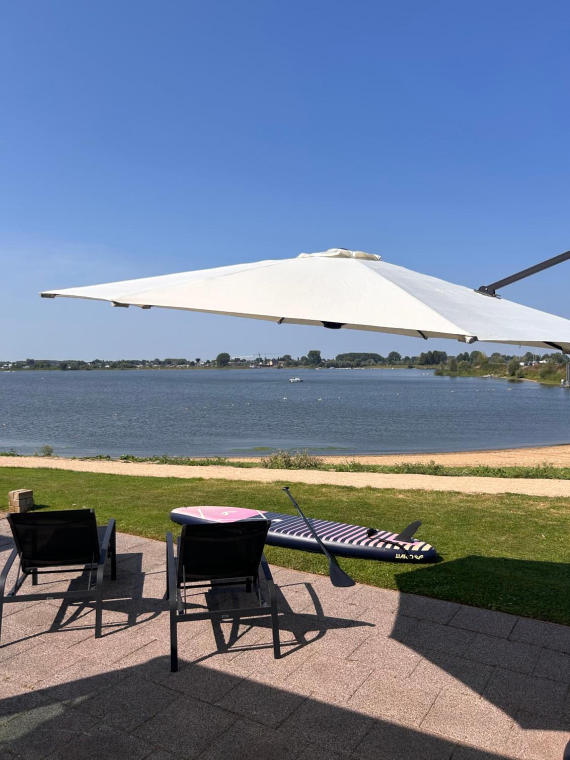 Luxe chalet direct aan het water met strand view 3