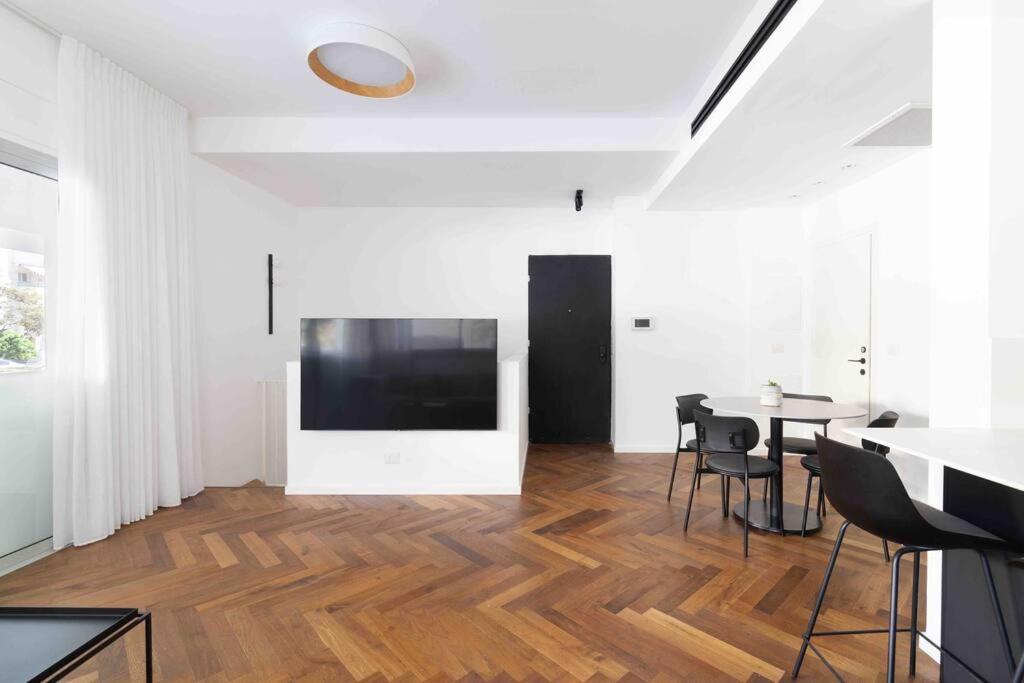 New apt - 3BD on the boulevard view 4