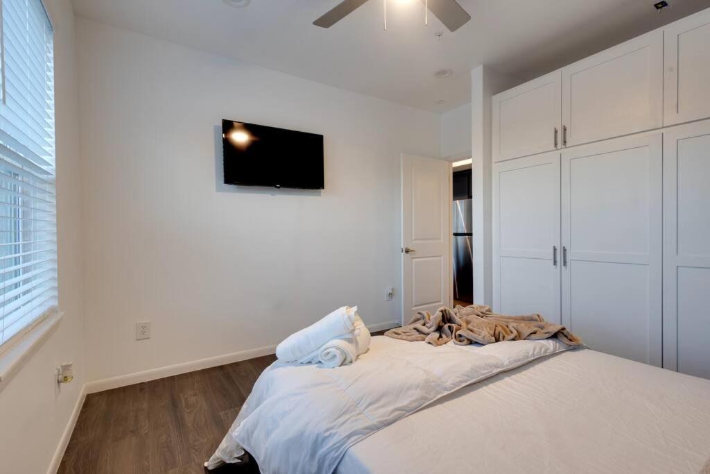 1 BR 1 BA Luxury - Museum District & Downtown HTX view 2