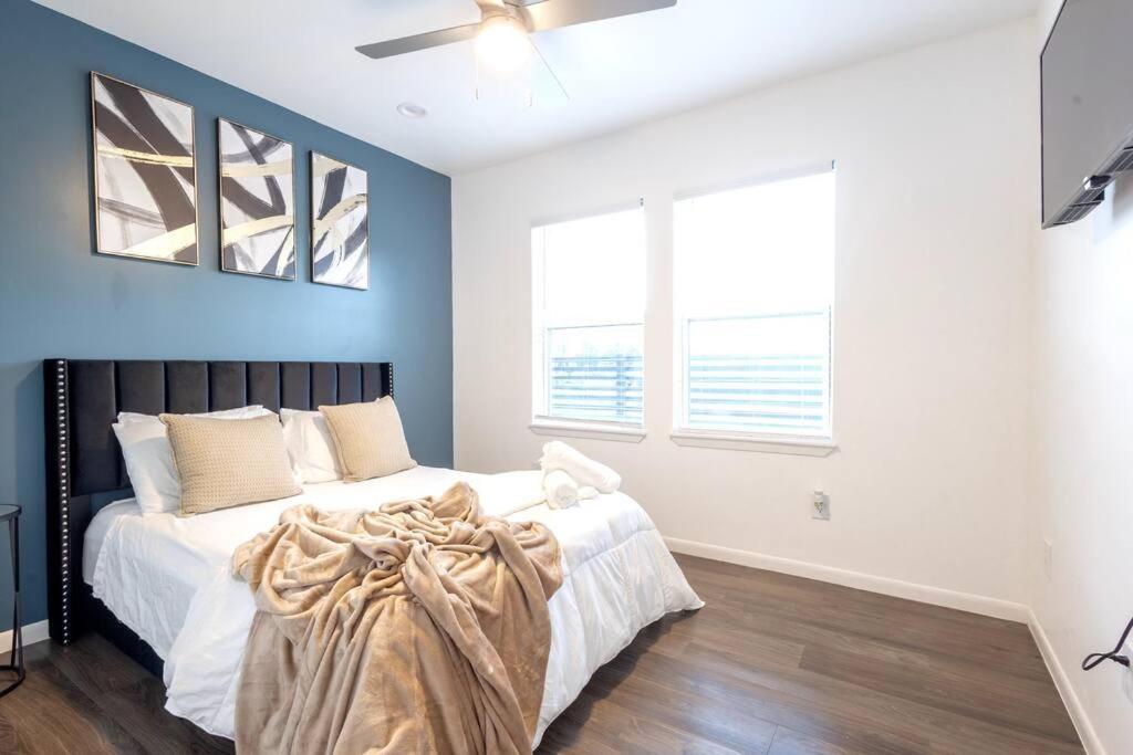 1 BR 1 BA Luxury - Museum District & Downtown HTX view 3