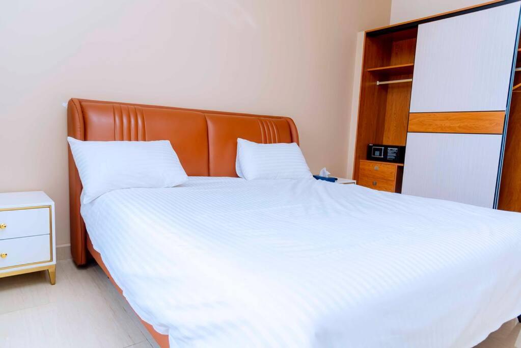 Century Park Luxurious Apartment view 3